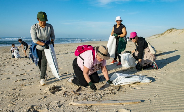 onda-de-voluntarios-varre-praias-da-regiao