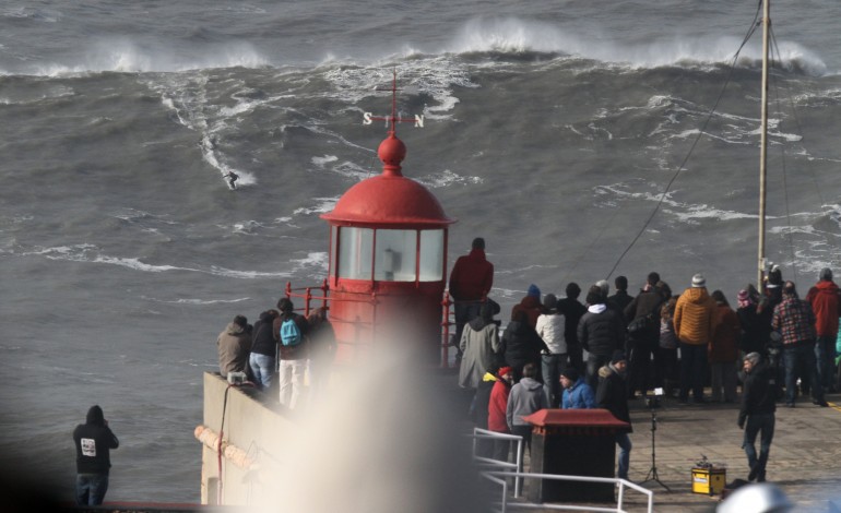 novo-evento-de-ondas-gigantes-da-nazare-sera-dez-vezes-melhor-e-dez-vezes-maior