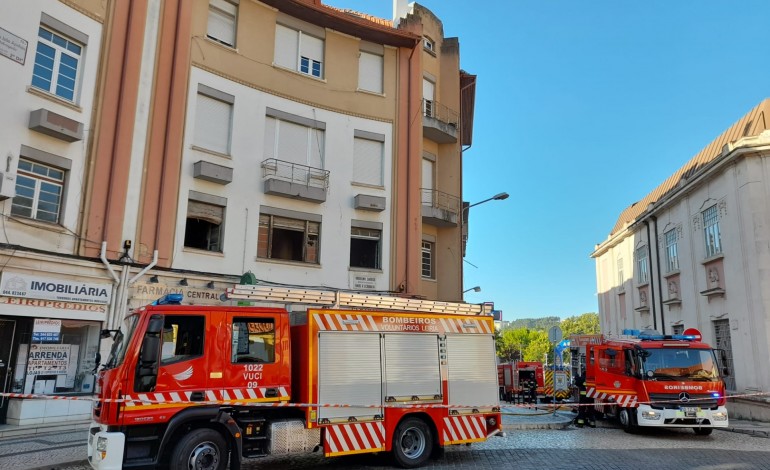 vinte-e-tres-operacionais-dos-bombeiros-combatem-fogo-junto-ao-centro-historico-de-leiria