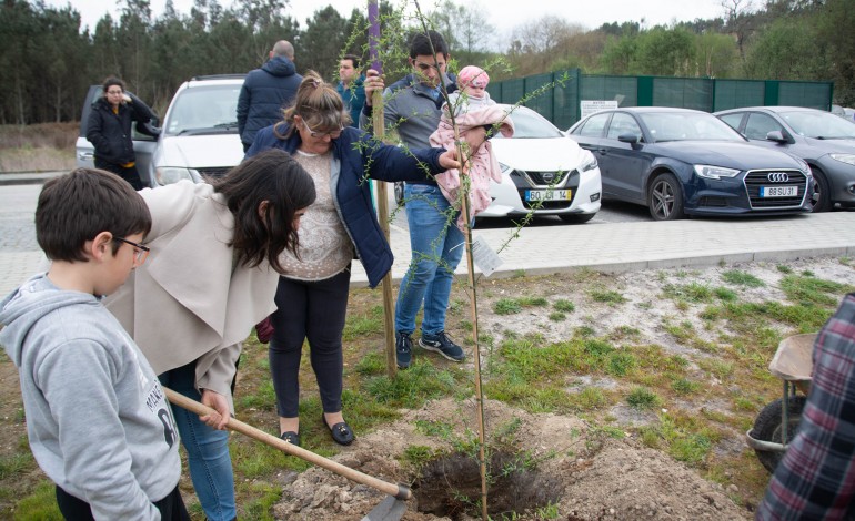 Ao todo, foram plantadas 11 árvores no parque ribeirinho da localidade