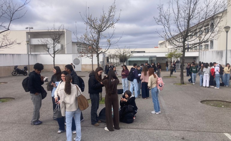 escola-rodrigues-lobo-em-leiria-sem-aulas-devido-a-incendio-no-bar