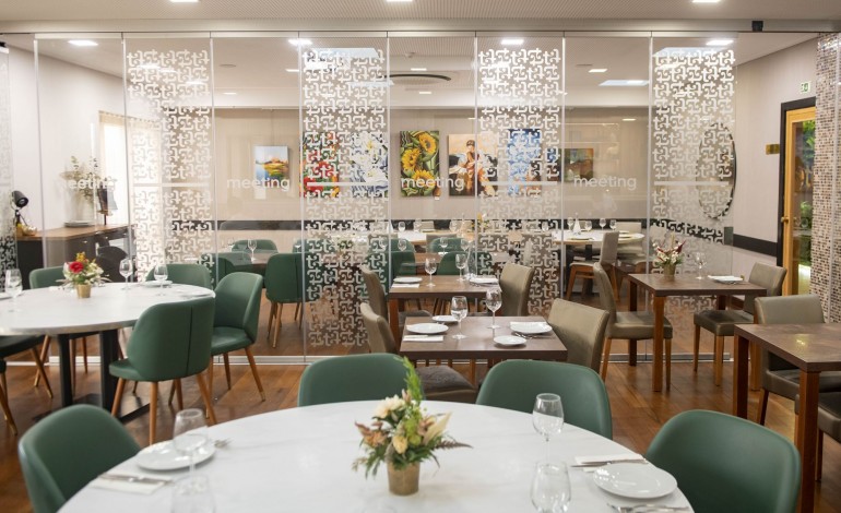 O serviço acompanha a cozinha: seguro, atento e com aconselhamento de vinhos preciso