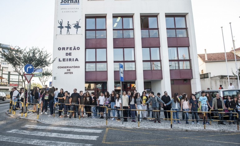 cordao-humano-no-orfeao-de-leiria-pelo-ensino-artistico-2137