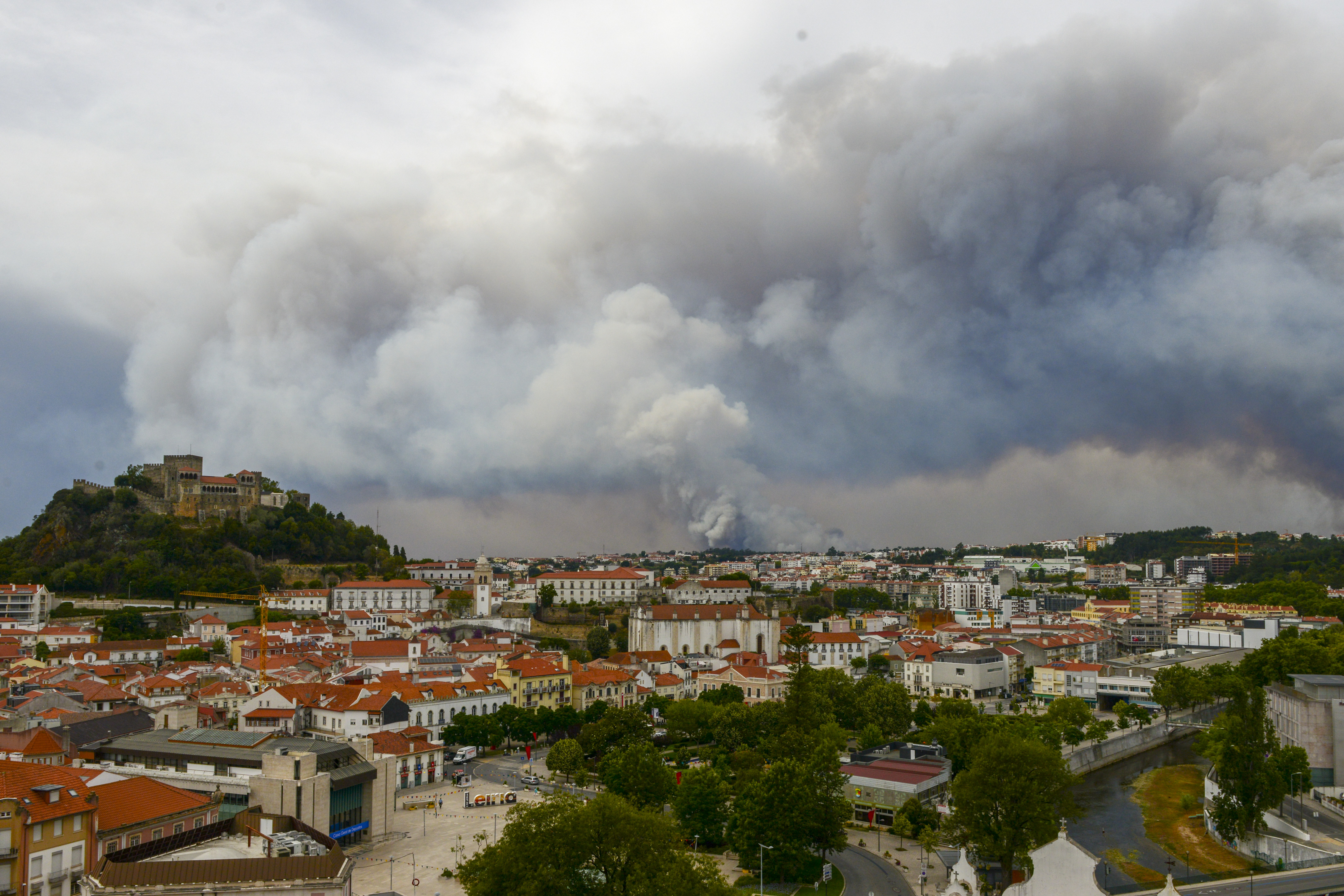 Incêndio atingiu Boa Vista e obrigou ao corte do IC2 e da A1