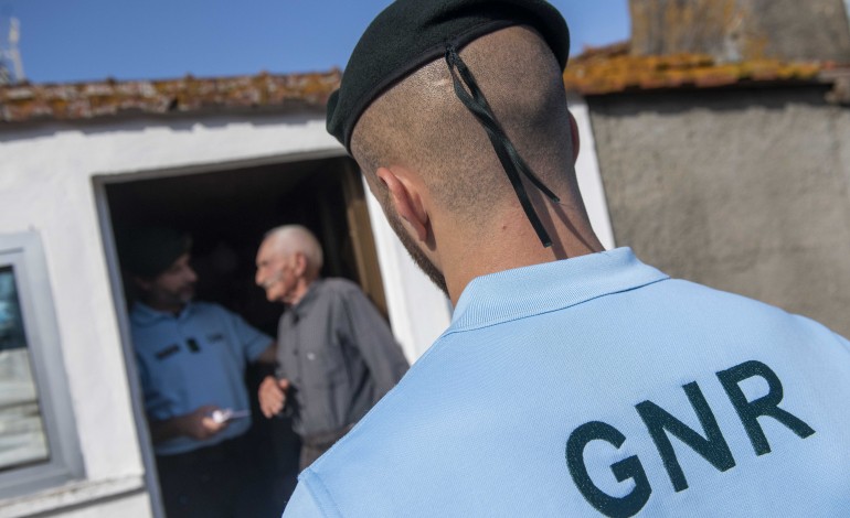 Os militares da GNR levam segurança, mas também uma palavra amiga a quem passa demasiado tempo sozinho