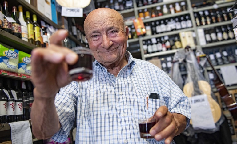 com-vinhos-musica-e-tradicao-se-fizeram-60-anos-da-mercearia-do-senhor-ferreira