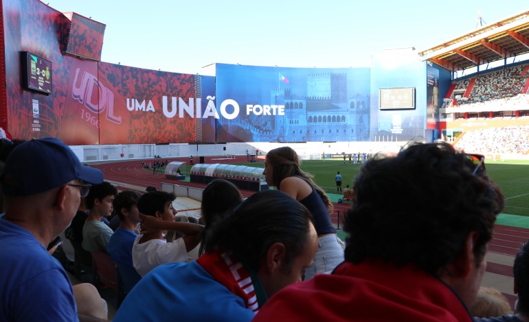 União de Leiria arrancou com festa, apoio de adeptos e um estádio 'renovado'