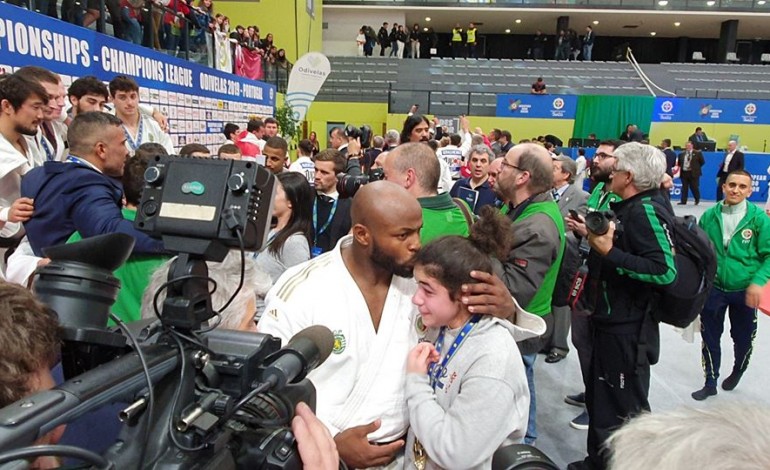 menina-do-girassol-recebe-de-jorge-fonseca-medalha-de-campeao-europeu