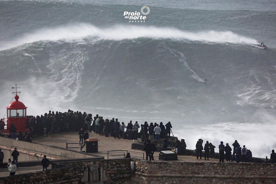 As imagens sempre incríveis de um dia de ondas grandes na Nazaré