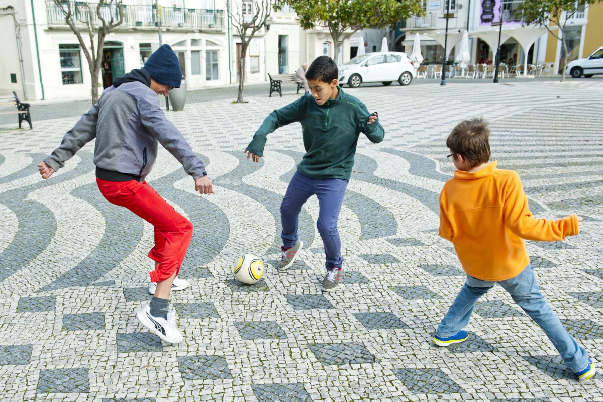 meninos-a-jogar-a-bola-na-praca-rodrigues-lobo-leiria-2015