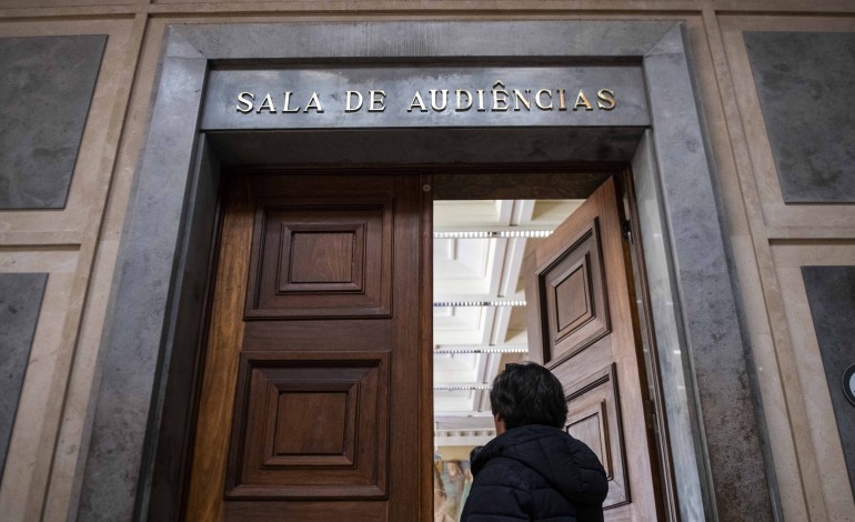 arguido-acusado-de-36-burlas-ola-pai-ola-mae-em-silencio-no-tribunal-de-leiria