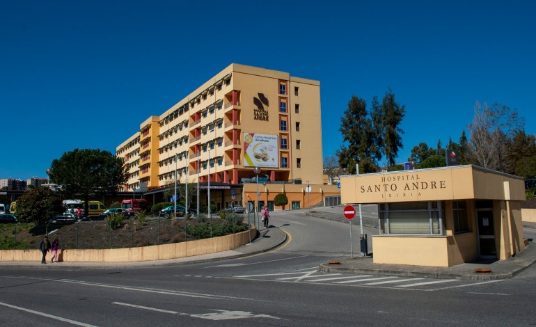 tecto-falso-cai-na-urgencia-do-hospital-de-leiria-devido-a-chuva