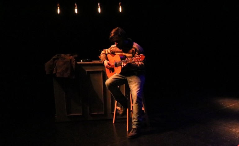o-homem-da-guitarra-de-jon-fosse-em-reposicao-no-teatro-da-rainha