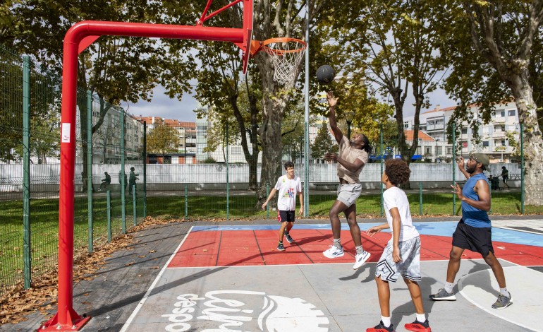 A vida no Parque do Avião acorda a diferentes velocidades, com as famílias a darem lugar aos grupos de desporto colectivo
