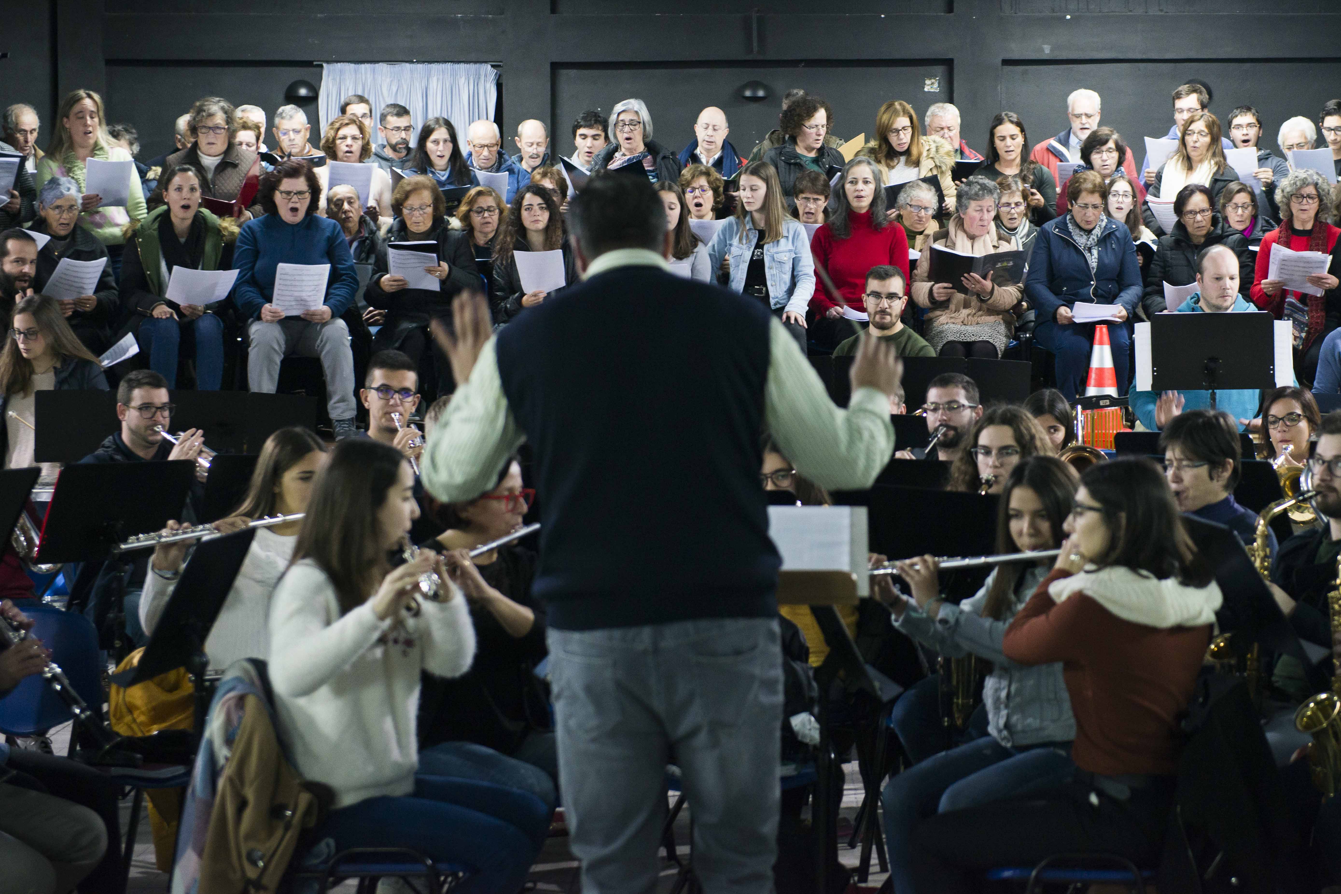 Ensaio geral para o concerto sensorial Nascente que se realizará no dia 30 de novembro, pelas 21.30h no Teatro José Lúcio da Silva. Uma produção do SMAS de Leiria e da Sociedade Filarmónica Sr. dos Aflitos do Soutocico que vai contar com 150 músicos em palco. A entrada é gratuita.