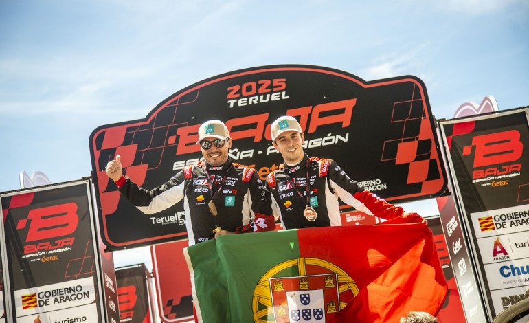 joao-ferreira-vence-baja-aragon-na-estreia-oficial-com-a-toyota