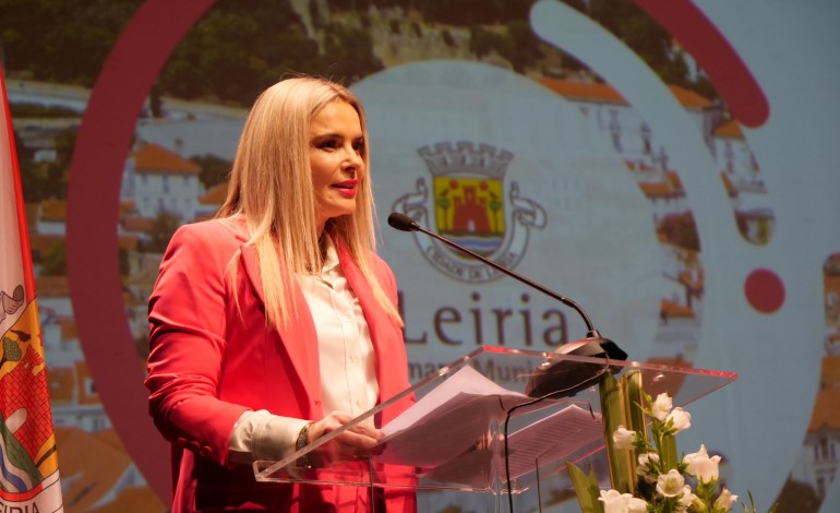 Leiria distinguiu hoje várias instituições, personalidades e empresas, entre as quais Maria de Jesus ('senhora das castanhas') e a Livraria Arquivo