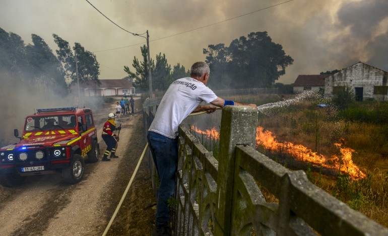 bombeiros-tentam-dominar-fogo-na-zona-do-vale-da-ribeira-dos-milagres