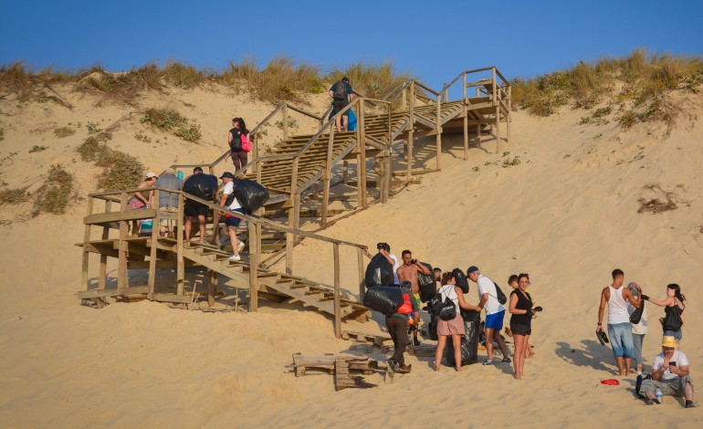 mais-de-70-quilos-de-lixo-retirados-da-praia-do-samouco