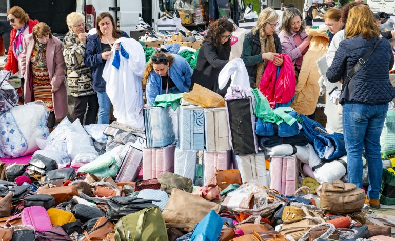 Nem só de roupa vive a feira. Entre animais vivos, frutas e legumes, há também venda de lenha e até comes e bebes