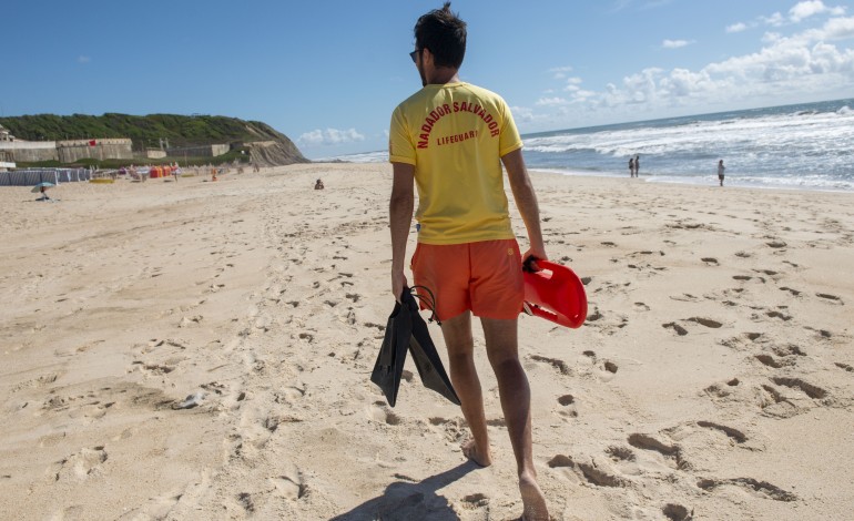 nadadores-salvadores-em-prontidao-sempre-que-a-temperatura-aumenta