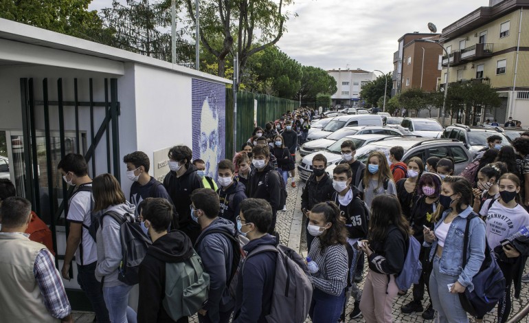 alunos-covid-19-desafiam-escolas-no-arranque-das-aulas