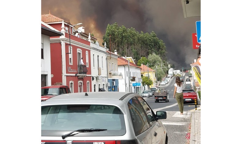 Incêndio cortou o IC2 e a A1 na freguesia da Boa Vista