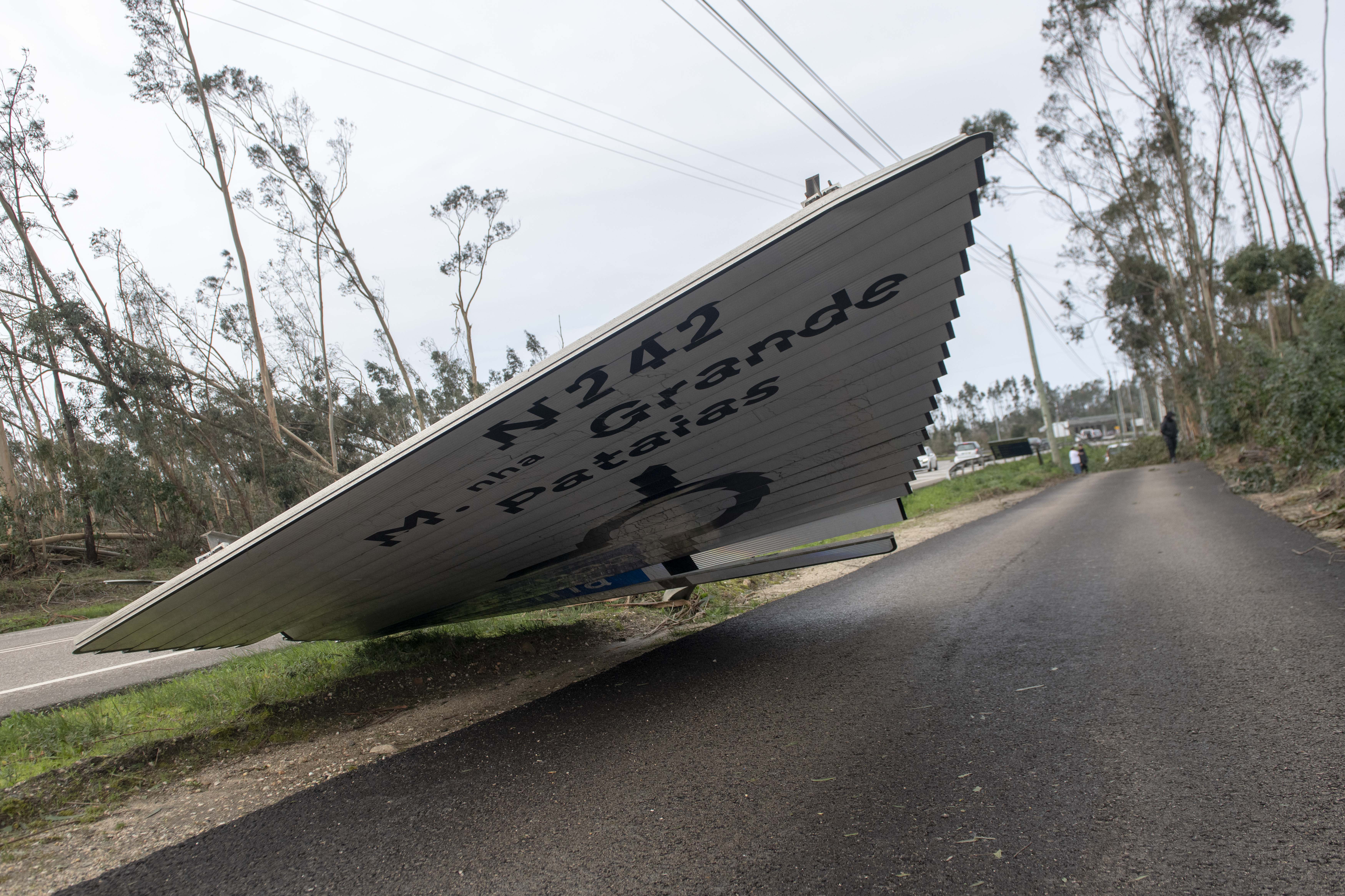 Caos e destruição à passagem da Kristin pela região  Os prejuízos da passagem da depressão Kristin são incalculáveis e a cidade de Leiria poderá demorar um ano a recuperar do “cenário dantesco”, como apelidou Gonçalo Lopes. O presidente da Câmara de Leiria enumerou “danos materiais, sobretudo de fábricas, que ficaram sem coberturas”, “centenas de casas sem coberturas e fachadas, empresas, que tinham acabado de fazer obras e um jardim de infância que desapareceu na Coucinheira, em Amor”. Foram ainda registados estragos nas obras nas escolas D. Dinis e Afonso Lopes Vieira, que têm financiamento do Plano de Recuperação e Resiliência, “onde os andaimes caíram, as coberturas desapareceram e, portanto, em cima de obra” terá de ser realizada nova obra. O terminal rodoviário desabou e terá de mudar de lugar para o estacionamento junto ao Estádio de Leiria, onde também será erguido um centro de logística. Além destes estragos, o autarca sublinhou que a “recuperação da normalidade, irá demorar muitos dias”, advertindo que o “plano de recuperação irá demorar mais de um ano até ser reposta toda a normalidade”.  “Temos de facto um cenário desolador”, desabafou Gonçalo Lopes. Com a voz embargada, Paulo Vicente sublinhou que a Marinha Grande enfrenta um cenário de caos, referindo danos em casas e empresas, encontrando-se sem electricidade, comunicações ou água. “Está um caos, não há memória, nunca houve no concelho da Marinha Grande uma destruição tão grande como esta”, afirmou aos jornalistas, adiantando que “o concelho está isolado do mundo”. “Não temos comunicações, não temos electricidade, não temos água”, acrescentando que os restaurantes e apoios de praia desapareceram na Vieira de Leiria.