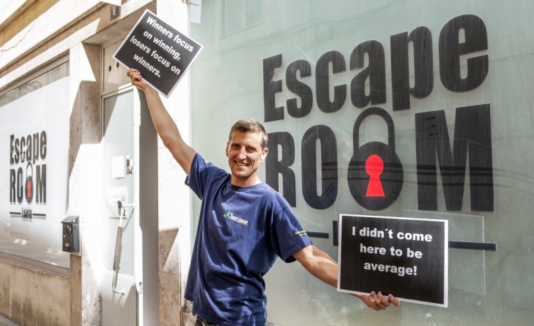 fechados-numa-sala-com-enigmas-para-decifrar-isto-e-escape-room-7229