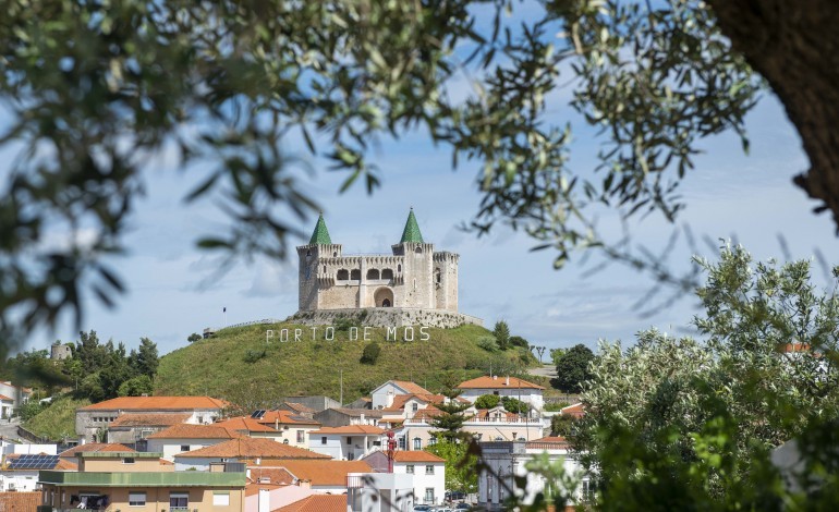 teatro-de-rua-conta-a-historia-do-25-de-abril-em-porto-de-mos