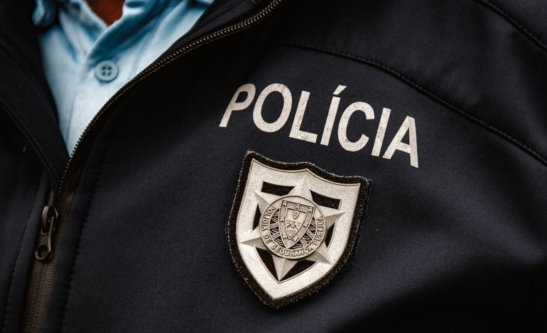fiscalizacao-apreende-artigos-contrafeitos-a-mulher-com-cadastro-por-trafico-de-droga-na-nazare