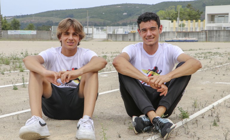 Irmãos treinam com o leiriense Cláudio Matias no GD das Pedreiras, em Porto de Mós