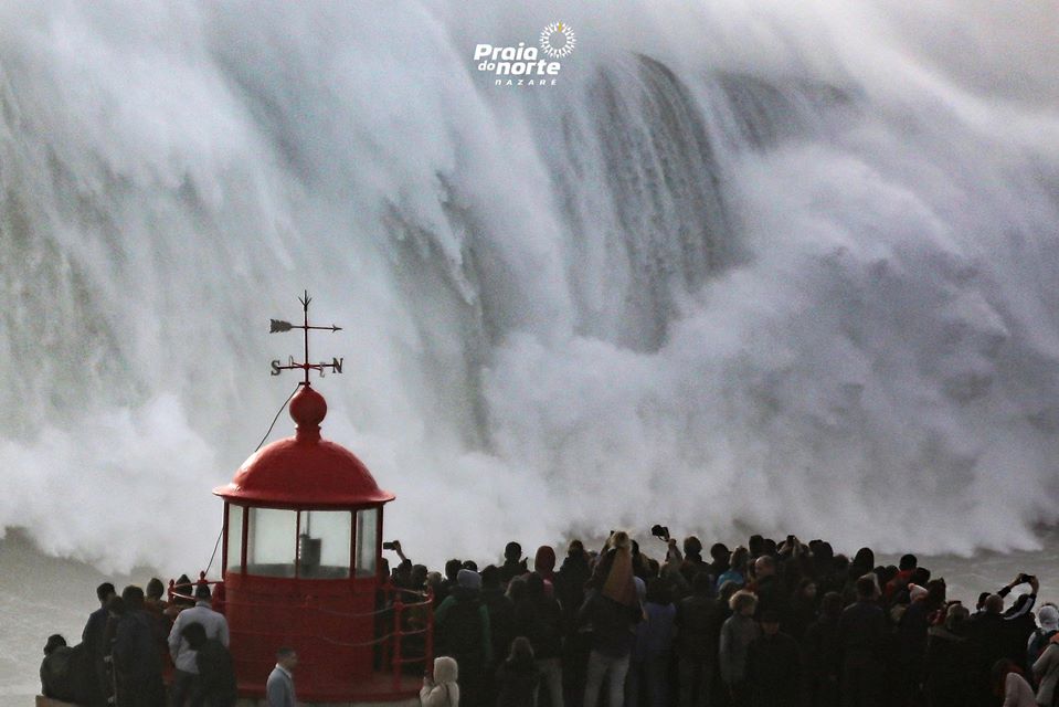 As imagens sempre incríveis de um dia de ondas grandes na Nazaré