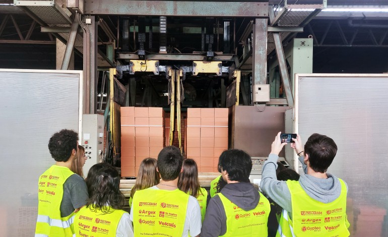 Alunos da Escola Secundária de Pombal ficaram a conhecer como se produz cerâmica para construção sustentável. Jovens visitaram instalações da Preceram, em Pombal