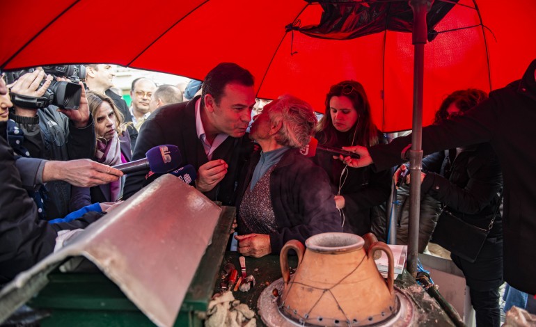 Líder da AD recebeu, nas ruas de Leiria, manifestações de solidariedade pelo incidente de ontem