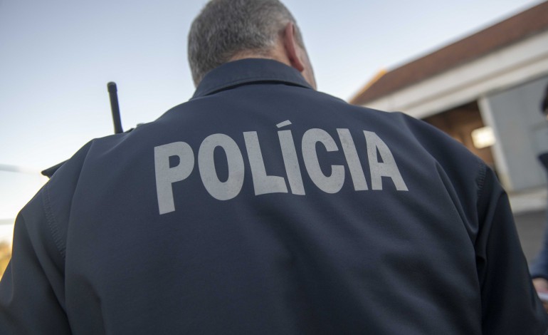 psp-apreende-petardos-a-menores-junto-a-escola-da-nazare