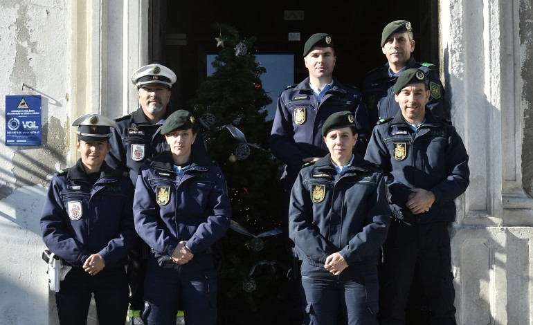 Polícias, agentes da protecção civil, enfermeiros e militares são alguns dos profissionais que estão na linha da frente para acudir a quem mais precisa na quadra natalícia