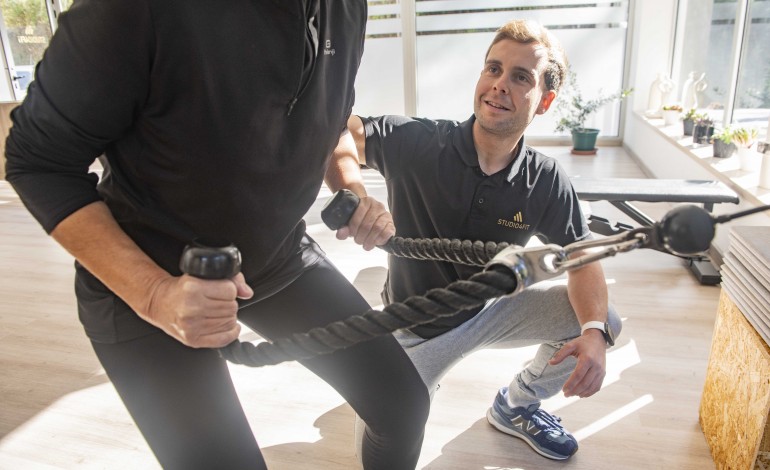 O espaço mais acolhedor e a prévia preparação dos materiais para o treino são vantagens apontadas por Cristiano Santiago