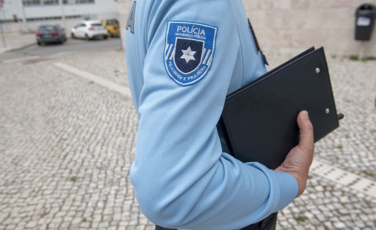 psp-detem-mulher-suspeita-de-vandalizar-ctt-e-concessionario-tesla-em-leiria