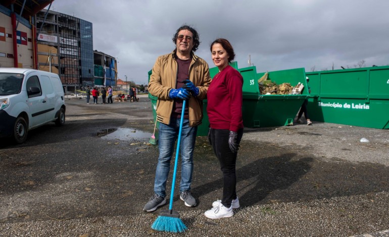 leila-e-mohsen-do-irao-ajudam-a-reerguer-leiria-com-uma-vassoura-da-cor-do-ceu