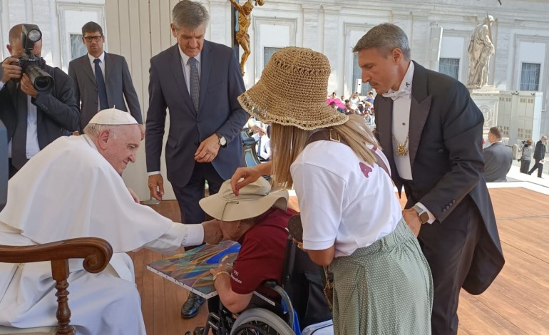 idosos-dos-pousos-em-extase-apos-terem-sido-recebidos-pelo-papa