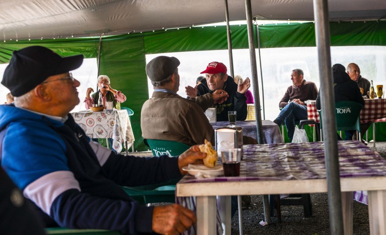 Nem só de roupa vive a feira. Entre animais vivos, frutas e legumes, há também venda de lenha e até comes e bebes