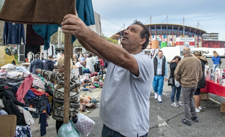 Nem só de roupa vive a feira. Entre animais vivos, frutas e legumes, há também venda de lenha e até comes e bebes