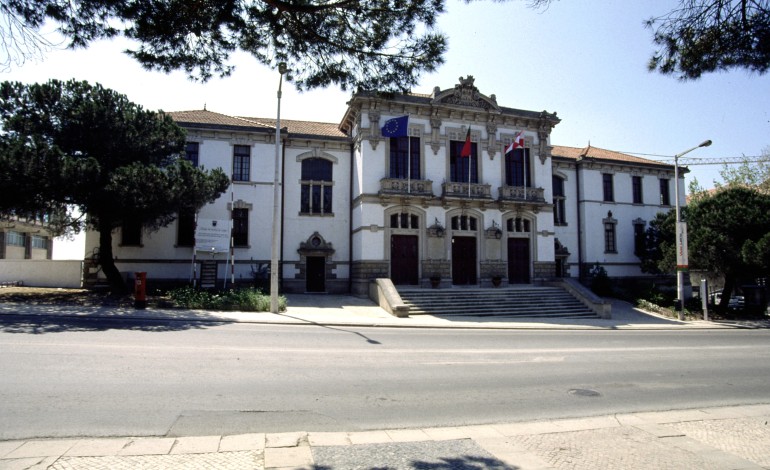 leiria-aprova-12-me-para-reparar-danos-no-edificio-da-camara