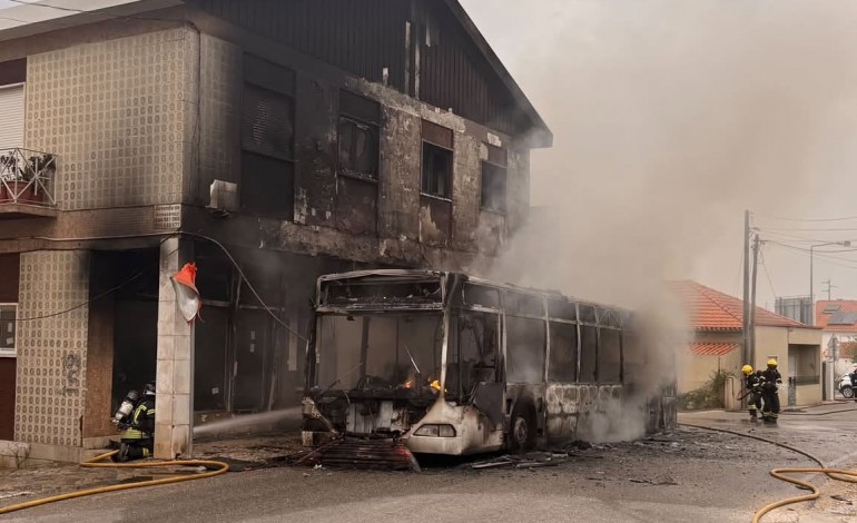 mobilis-da-linha-3-incendeia-se-e-propaga-fogo-a-casa-em-leiria