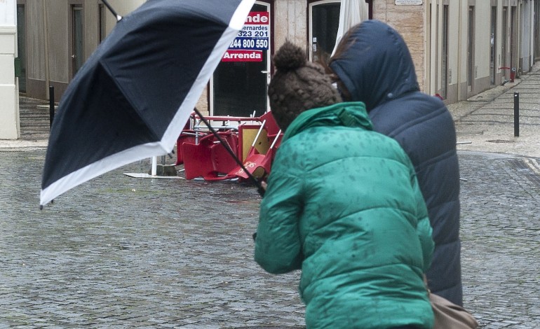 o-fim-de-semana-vai-ser-de-chuva-e-com-ventos-fortes-2274