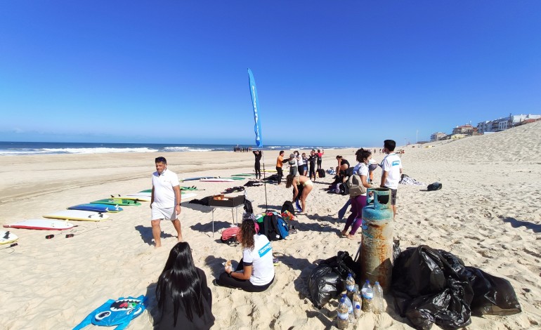 Acção de limpeza esta manhã na Praia do Pedrógão