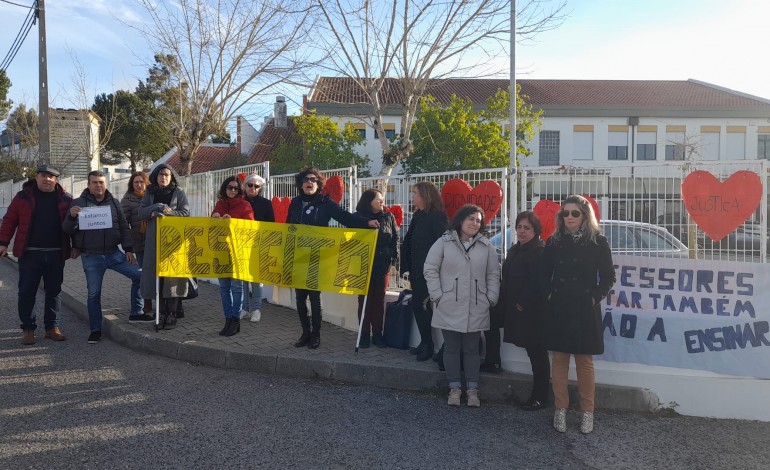 Professores das Colmeias concentraram-se também junto à entrada da escola