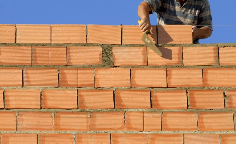 prazos-demasiado-apertados-e-falta-de-mao-de-obra-qualificada-penalizam-e-aumentam-precos-da-construcao