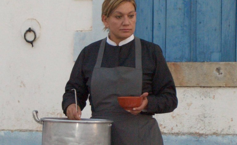 É a primeira vez em mais de dez anos que a companhia com sede em Tomar apresenta em público a peça baseada no conto de Karen Blixen. O cenário é o solar da Quinta do Amparo, em Leiria